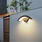 Moderne Außenwandleuchte mit Sensor im schwarzen Bogen-Design