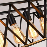 Industrielle Pendelleuchte mit Eisenrahmen und floralen Akzenten