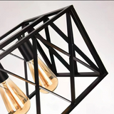 Industrielle Pendelleuchte mit Eisenrahmen und floralen Akzenten