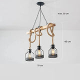 Pendelleuchte aus Holz mit mehreren Lampenschirmen für das Esszimmer