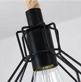 Pendelleuchte aus Holz mit mehreren Lampenschirmen für das Esszimmer