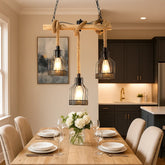 Pendelleuchte aus Holz mit mehreren Lampenschirmen für das Esszimmer