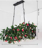 Industrielle Pendelleuchte mit Eisenrahmen und floralen Akzenten