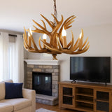 Rustikaler Kronleuchter im Landhausstil mit Geweih-Design und Kerzenhaltern