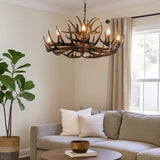 Rustikaler Kronleuchter im Landhausstil mit Geweih-Design und Kerzenhaltern