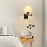 Verstellbare LED-Wandleuchte für das Schlafzimmer mit klassischem Lampenschirm