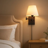 Verstellbare LED-Wandleuchte mit klassischem Lampenschirm für Schlafzimmer