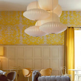 Weiße Pendelleuchte im japanischen Stil mit Stoffschirm