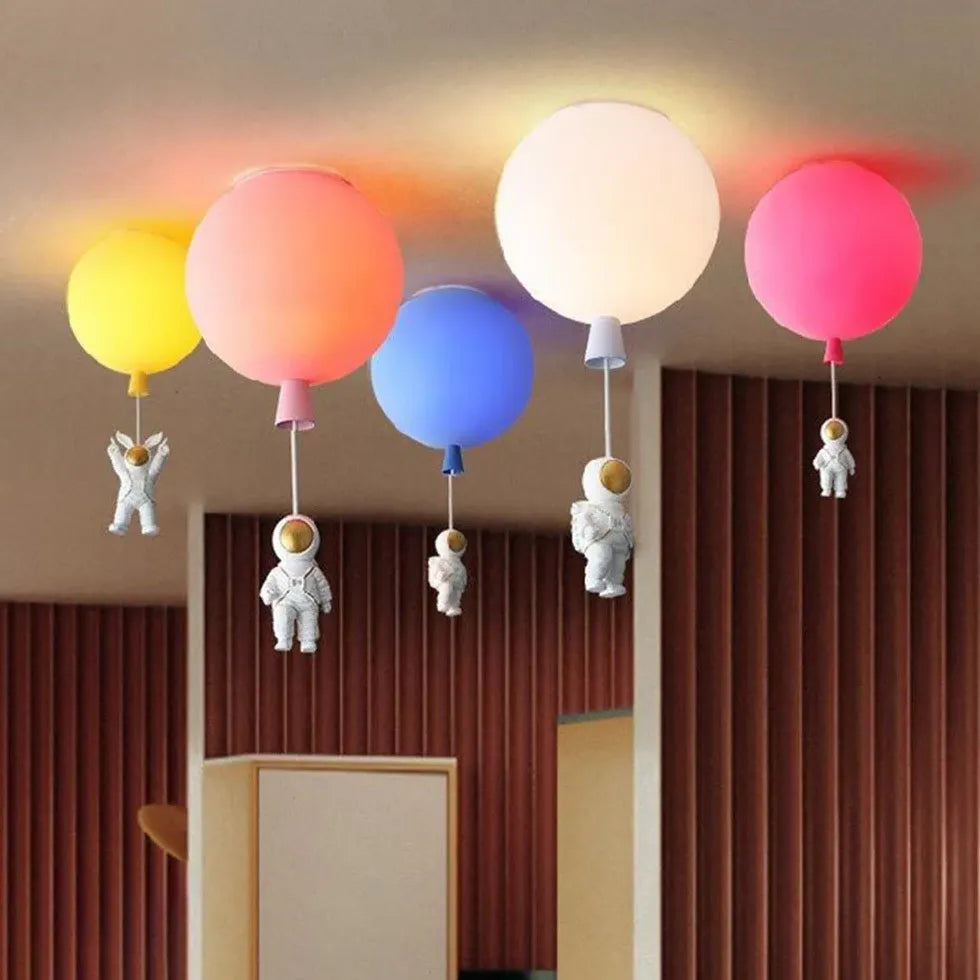 Babyzimmer Deckenleuchte mit bunten Ballons und Astronaut - Clowas.de