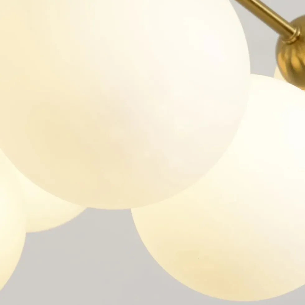 Rustikaler Kronleuchter mit kreativen weißen Glaskugeln - Clowas.de