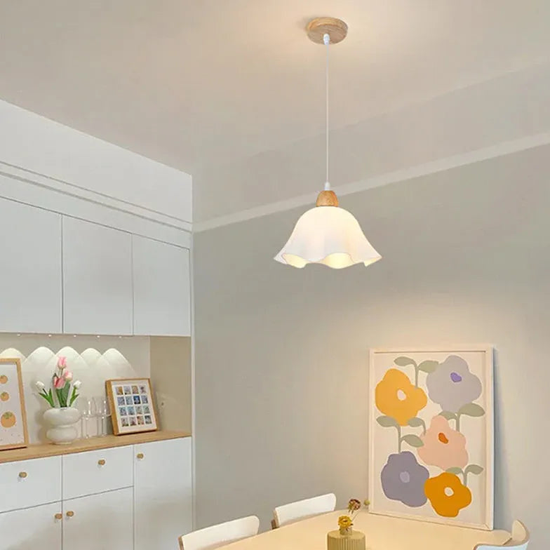 Weisse Pendelleuchte nordisch modern schlichtes Blumendesign - Clowas.de