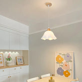Weisse Pendelleuchte nordisch modern schlichtes Blumendesign - Clowas.de