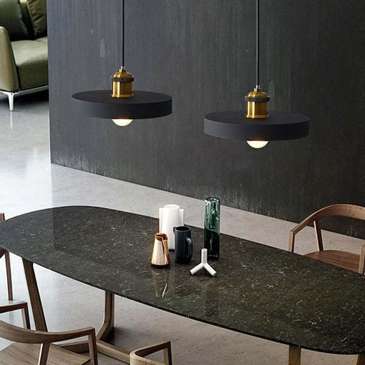 Moderne schwarze Industrial-Pendelleuchte für Esstisch