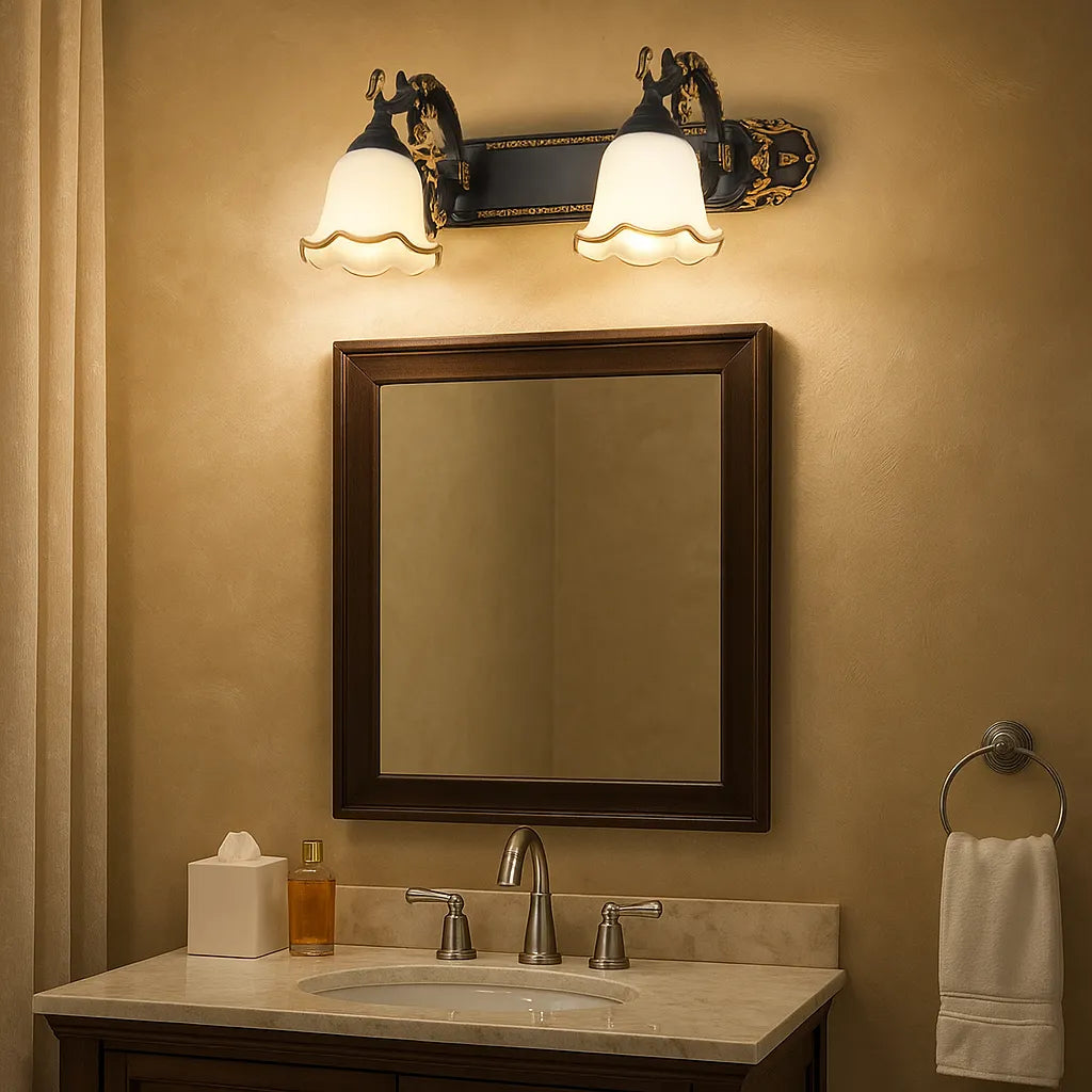 Blumenförmige Spiegelleuchte mit drehbarem Lampenkopf