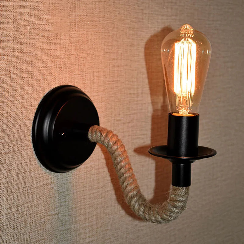 Industrielle LED Wandleuchte mit Juteseil und schwarzem Sockel