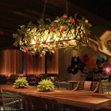 Industrielle Pendelleuchte mit Eisenrahmen und floralen Akzenten