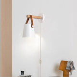 Skandi LED Wandleuchte mit konischem Schirm und Holzarm