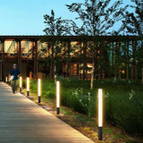 Moderne LED-Wegeleuchte mit schwarzem Metallfuß für den Außenbereich