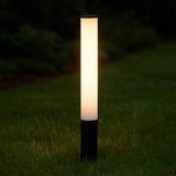 Moderne LED-Wegeleuchte mit schwarzem Metallfuß für den Außenbereich