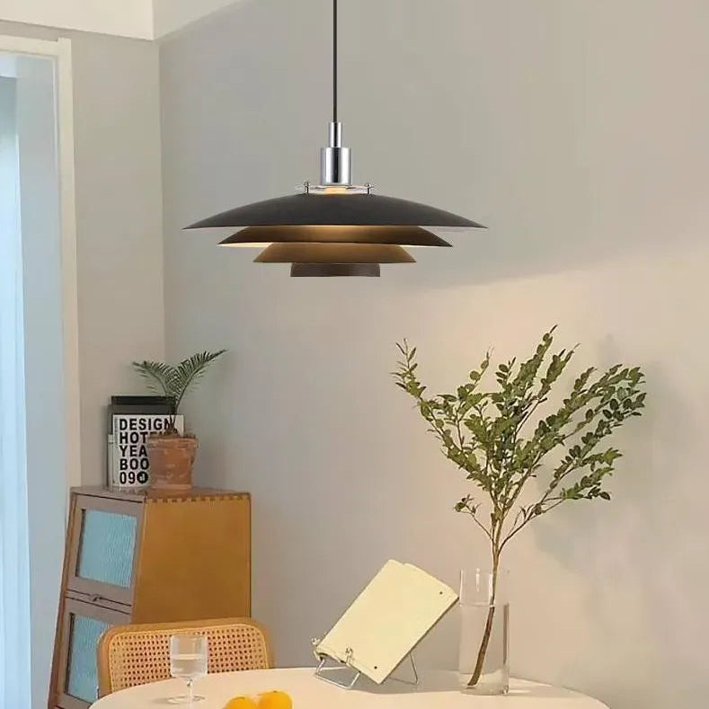 Moderne LED Pendelleuchte mit mehrschichtigem Metallschirm für Esszimmer
