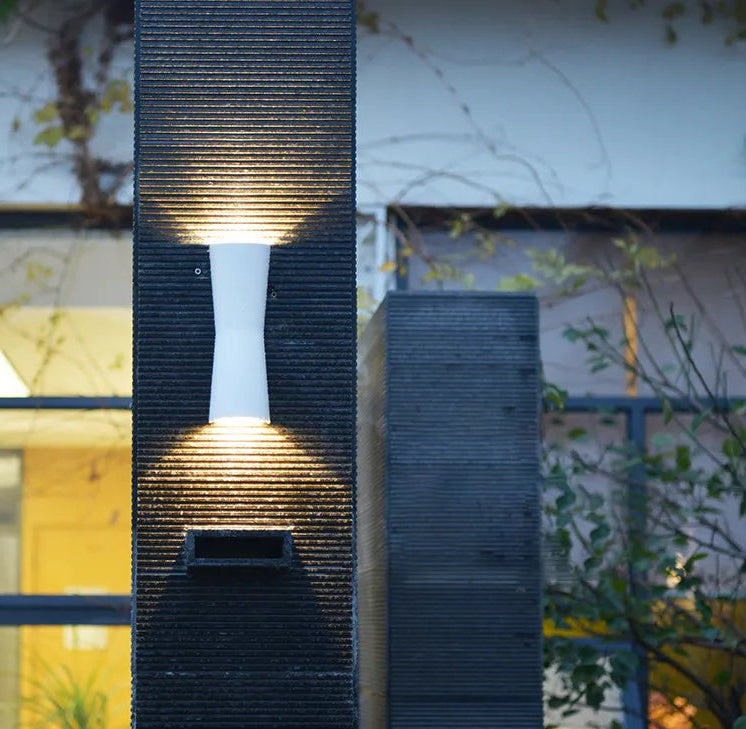 Moderne Sanduhr Wandleuchte aus Aluminium für den Außenbereich