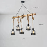 Pendelleuchte aus Holz mit mehreren Lampenschirmen für das Esszimmer