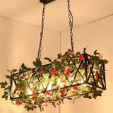 Industrielle Pendelleuchte mit Eisenrahmen und floralen Akzenten