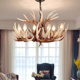 Rustikaler Kronleuchter im Landhausstil mit Geweih-Design und Kerzenhaltern