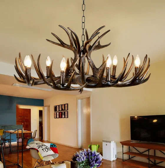 Rustikaler Kronleuchter im Landhausstil mit Geweih-Design und Kerzenhaltern