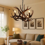 Rustikaler Kronleuchter im Landhausstil mit Geweih-Design und Kerzenhaltern
