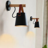 Skandi LED Wandleuchte mit konischem Schirm und Holzarm