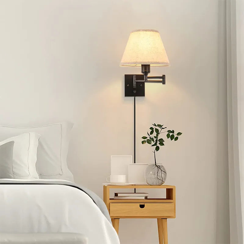 Verstellbare LED-Wandleuchte mit klassischem Lampenschirm für Schlafzimmer