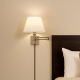 Verstellbare LED-Wandleuchte mit klassischem Lampenschirm für Schlafzimmer