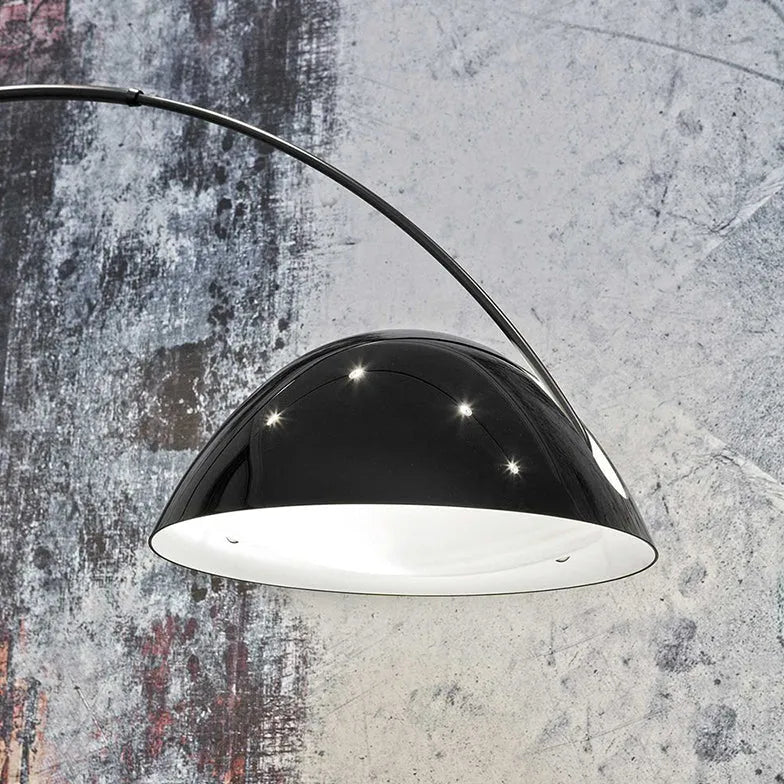 Gewölbte Stehlampe mit schwarzem Hängernschatten