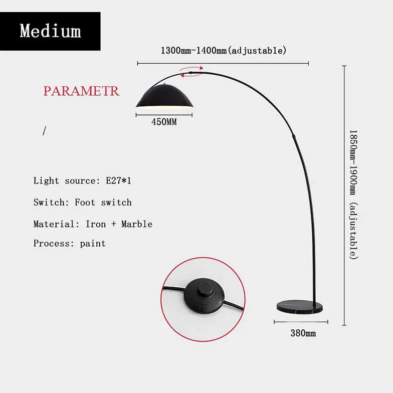 Gewölbte Stehlampe mit schwarzem Hängernschatten