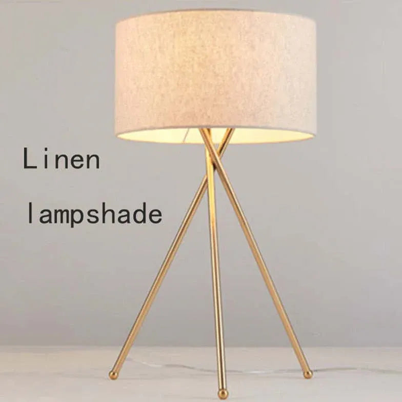 Dreibein Stehlampe Weiß moderne elegante Raumgestaltung