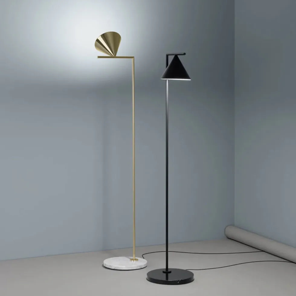 Minimalistische Stehlampe mit kegelförmigem Metall