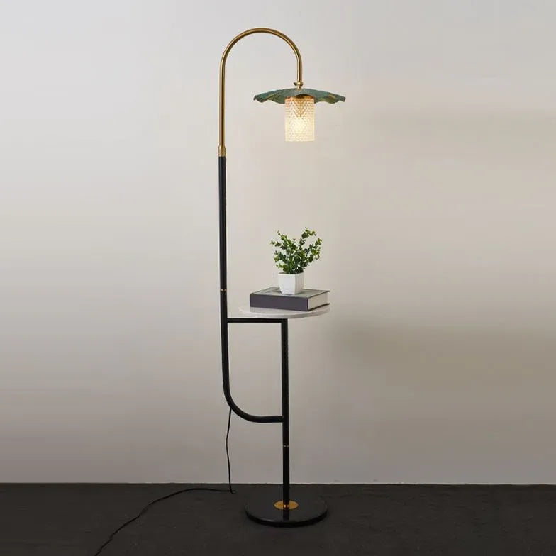 Gebogenes Design mit angeschlossener Tischstehlampe