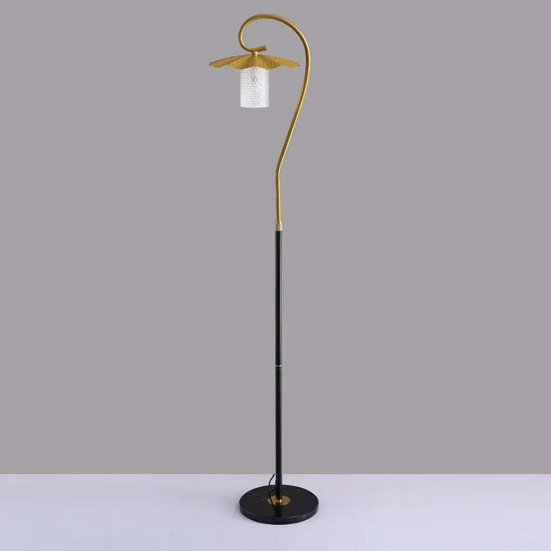 Gebogenes Design mit angeschlossener Tischstehlampe