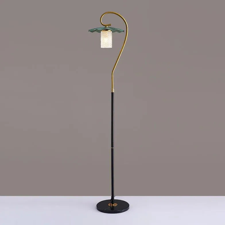 Gebogenes Design mit angeschlossener Tischstehlampe