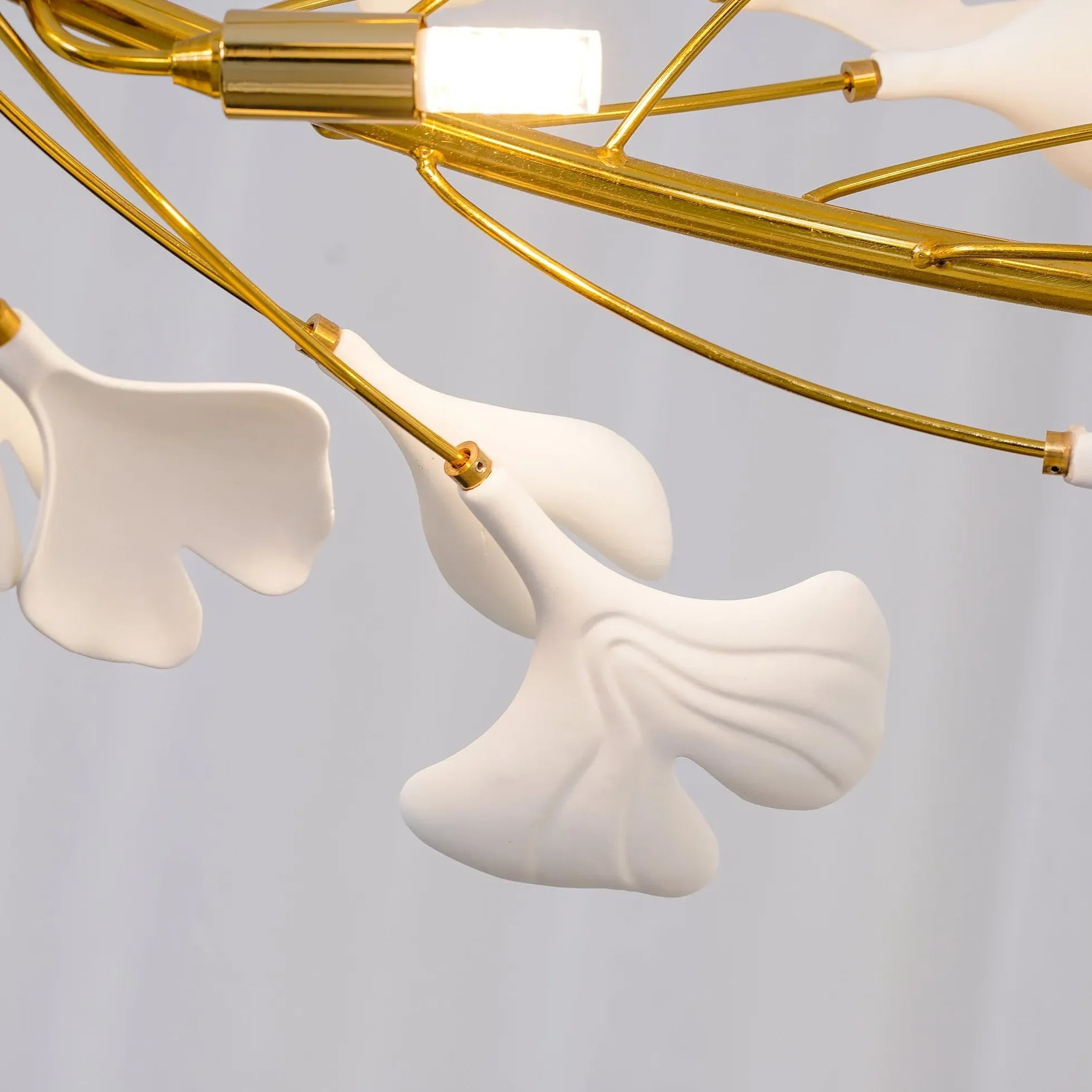 Deckenlampe Kronleuchter mit leichtem Blütenblattdesign - Clowas.de