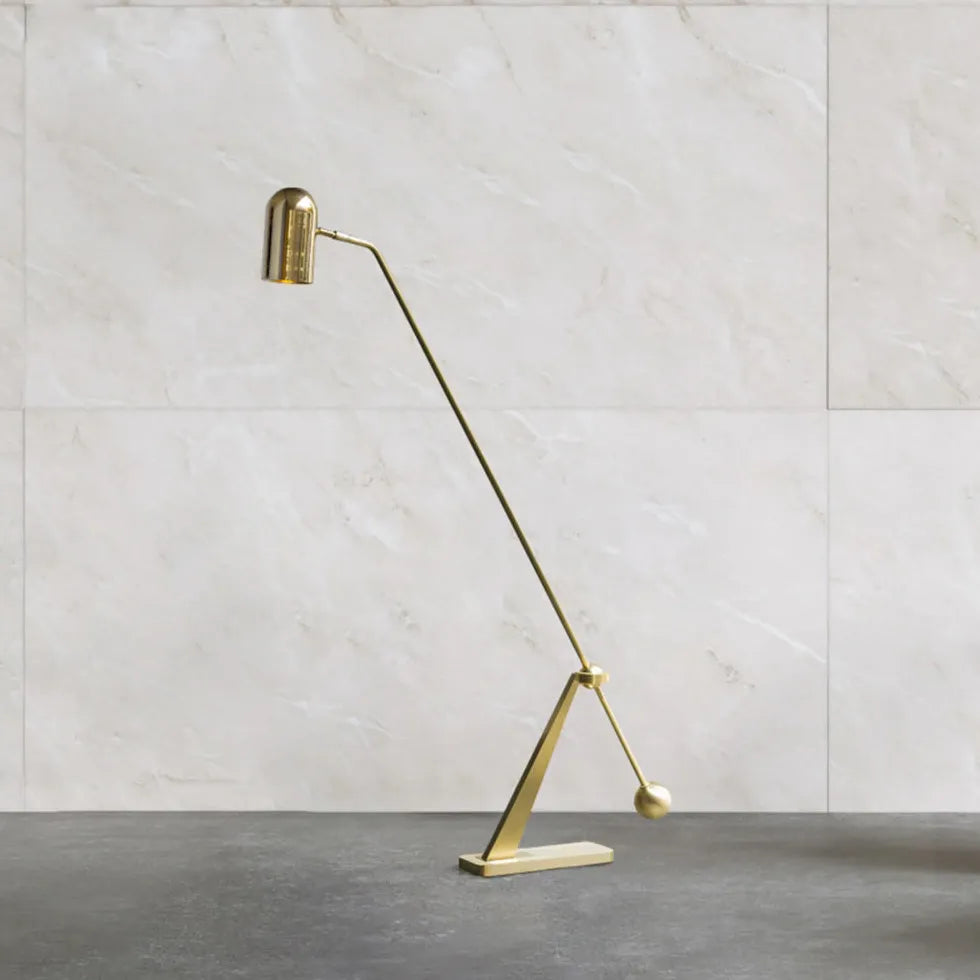 Goldene zylindrische moderne Stehlampe