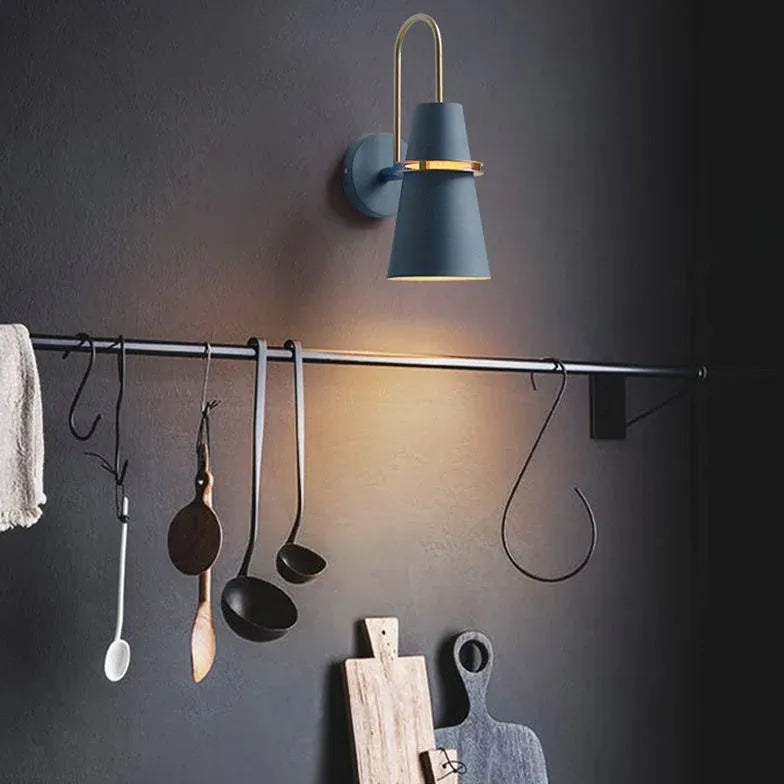Wandleuchte schwarzer Schirm modernes Design elegante Akzente - Clowas.de