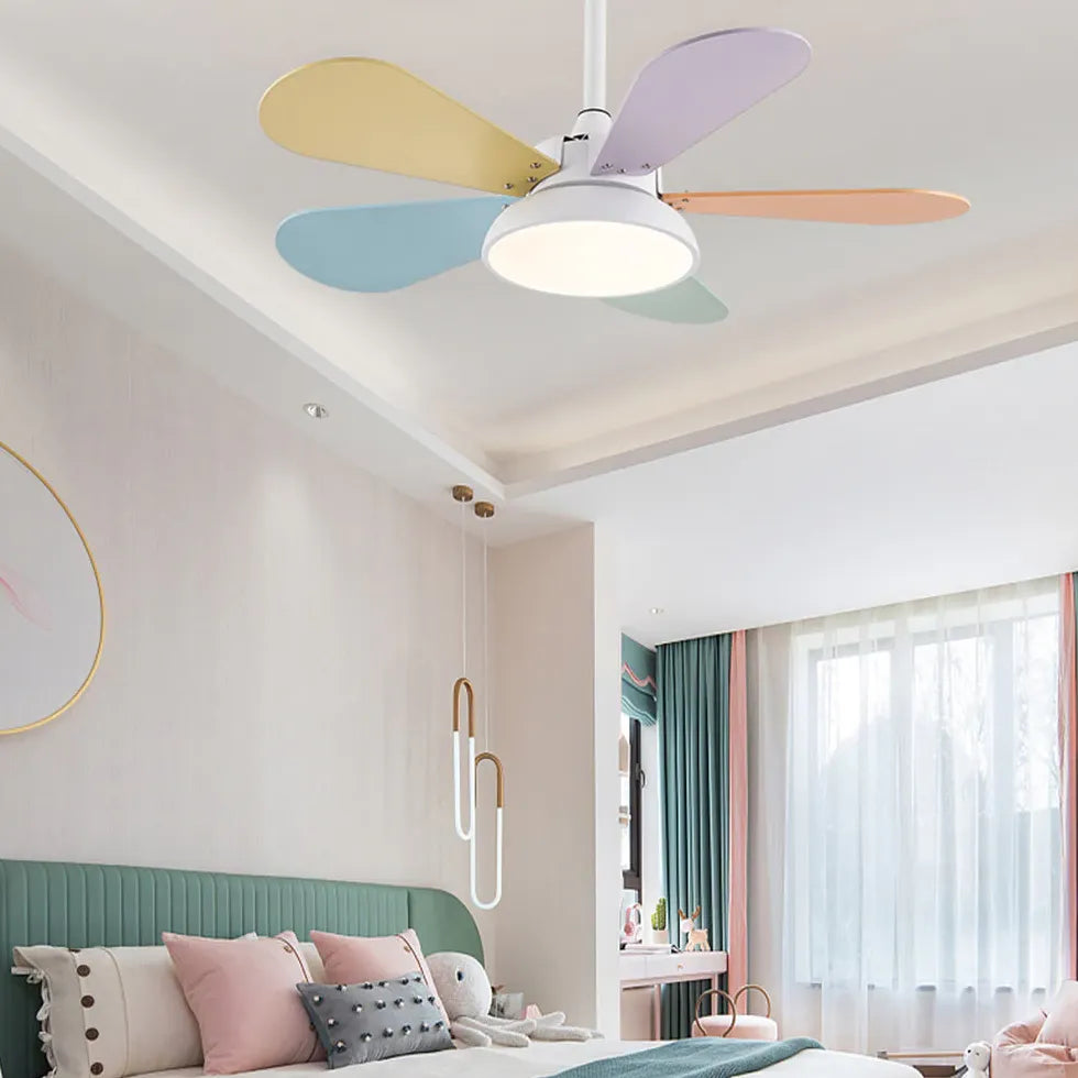 Graues Schlafzimmer Deckenventilator mit Licht