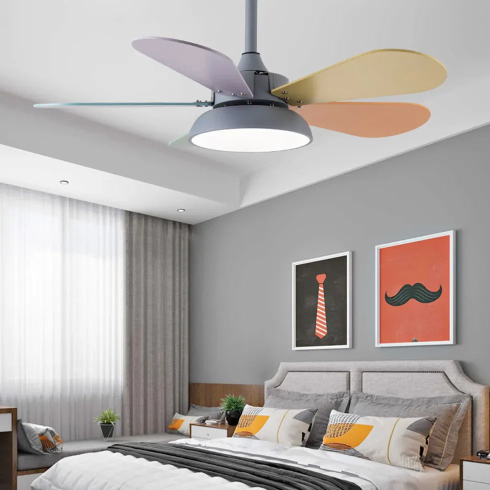 Graues Schlafzimmer Deckenventilator mit Licht