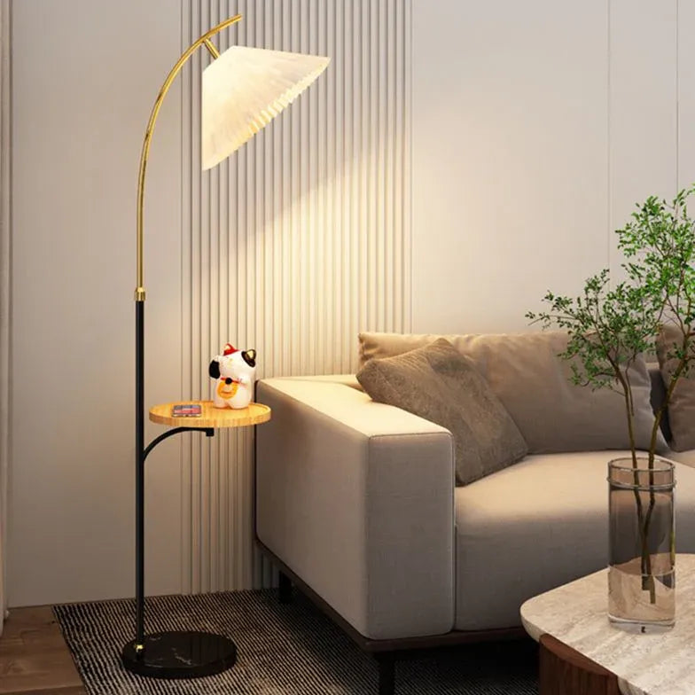 Moderne gewölbte Stehlampe mit kleinem Tisch