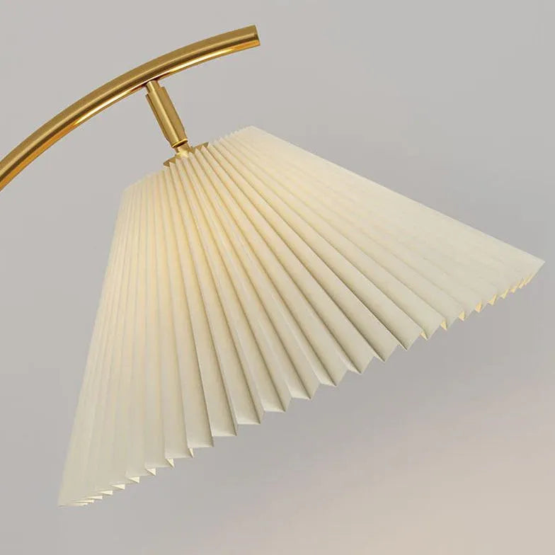 Moderne gewölbte Stehlampe mit kleinem Tisch