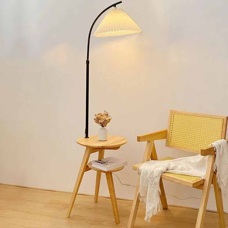 Hölzerne Stofflampe mit Tisch