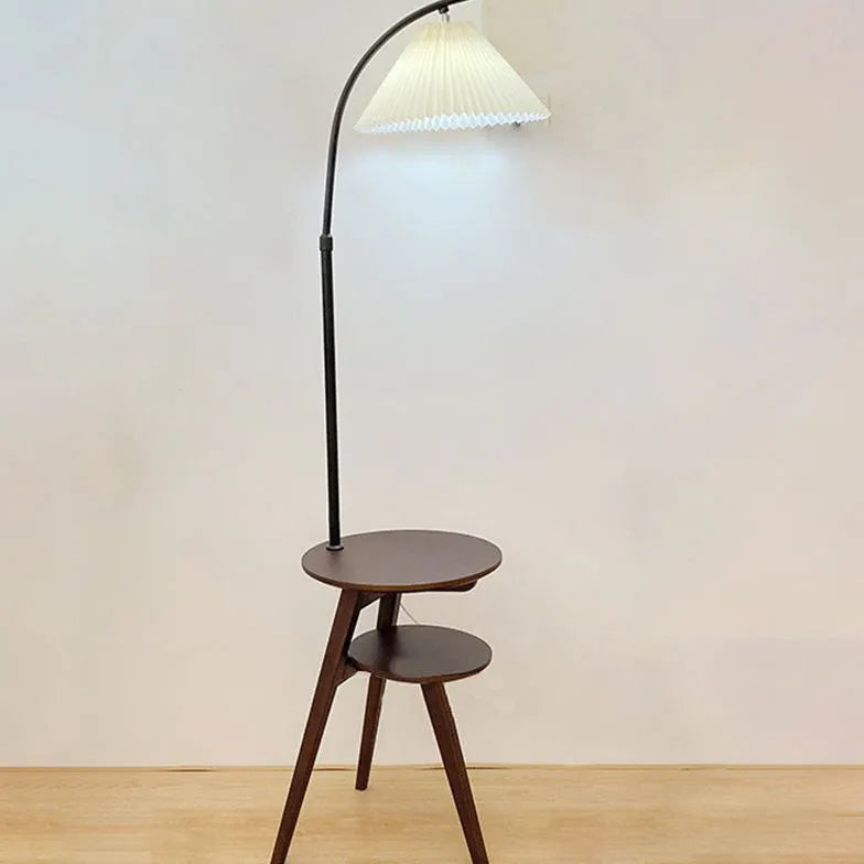 Hölzerne Stofflampe mit Tisch