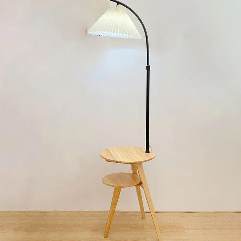 Hölzerne Stofflampe mit Tisch